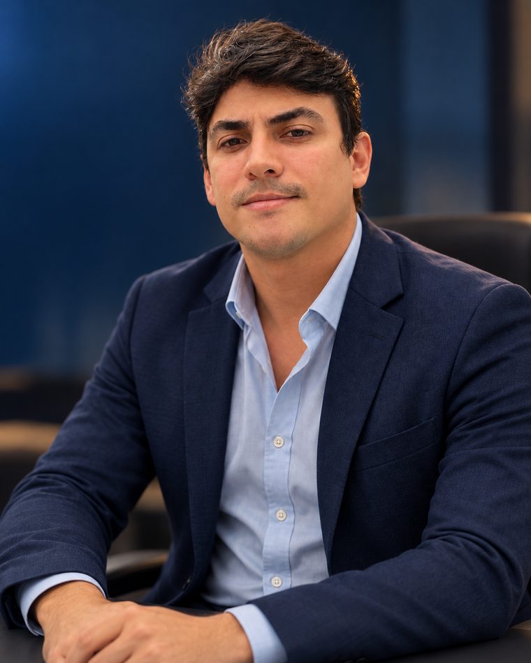 José Cláudio de Oliveira Neto, em ambiente corporativo